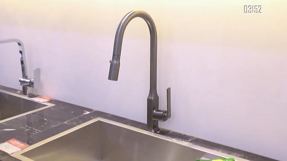 Brass Kitchen pull-down faucet  cold and hot swivel kitchen sink faucet Single handle and Single Hole wash basin Tap