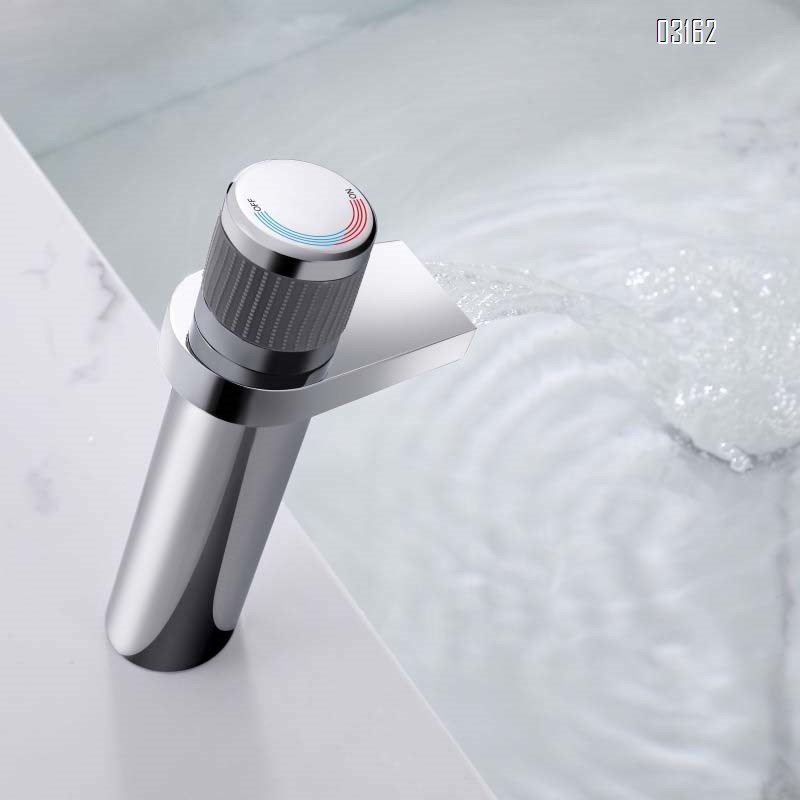 Brass Cold and Hot Basin Faucet Bathroom Countertop Wash Single Handle and Single Hole Basin Faucet Chrome