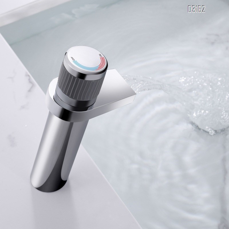 Brass Cold and Hot Basin Faucet Bathroom Countertop Wash Single Handle and Single Hole Basin Faucet Chrome