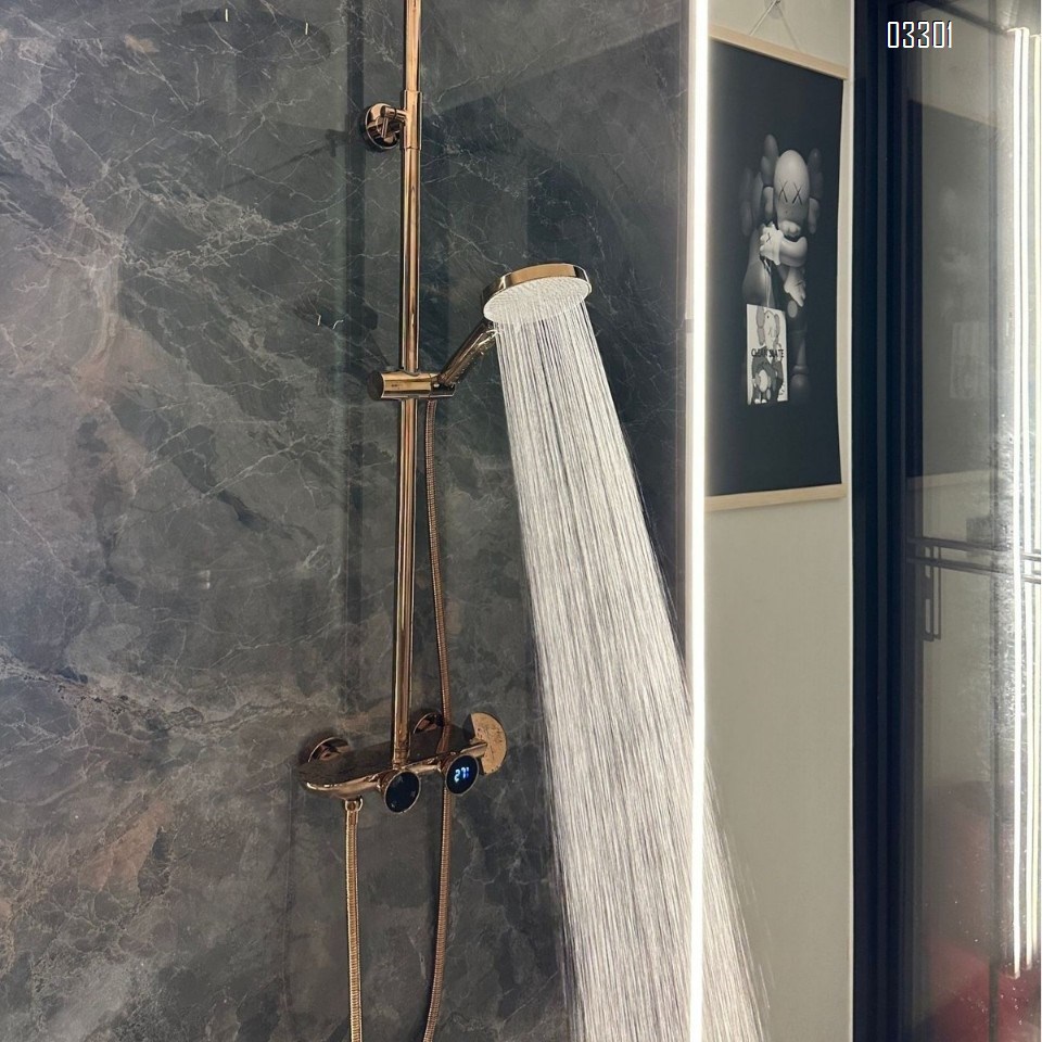 Smart shower head set Simple and luxurious bathroom digital temperature control and pressure increasing three-function Tap