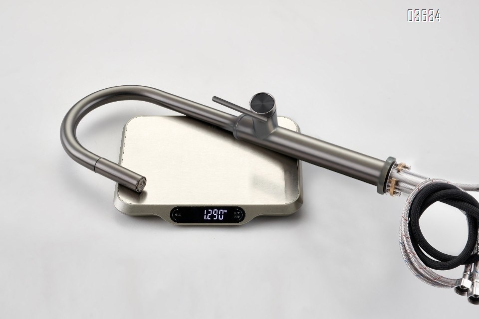 Gold Kitchen Faucet for Home Use, Magnetic Pull-Down Swivel Faucet for Vegetable Washing Sink, Dual-Temperature (Hot & Cold) Splash-Resistant Faucet